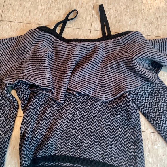 BB Dakota off the shoulder sweater size s - Picture 4 of 8